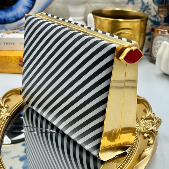 🆕 LULU GUINNESS 🧿 Karlie Leather Striped Clutch with Lip Closure, Black/White - Picture 5 of 12